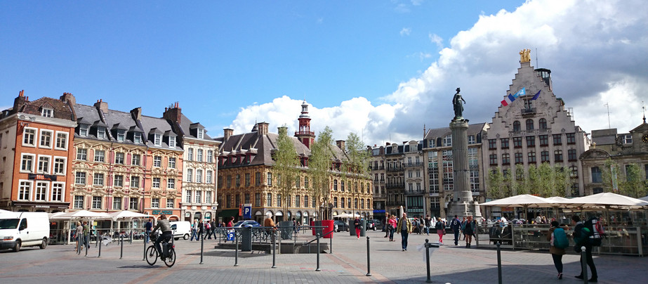 Sicht auf den Markplatz der französischen Stadt Ville