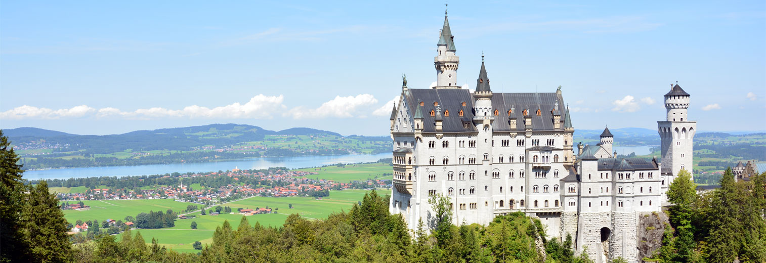Schloss Neuschwanstein bei wunderbar blauem Himmel, Schwangau, Bayern,