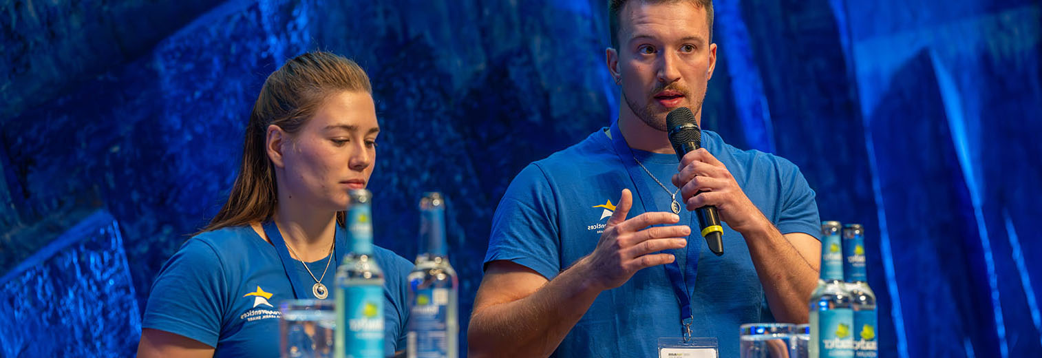 EuroApprentices auf der Bühne während der Jahrestagung