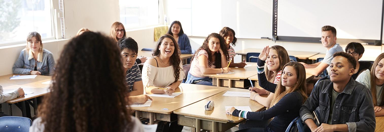 Lehrerin vor Berufsschulklasse