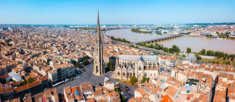 Luftpanorama der französischen Stadt Bordeaux