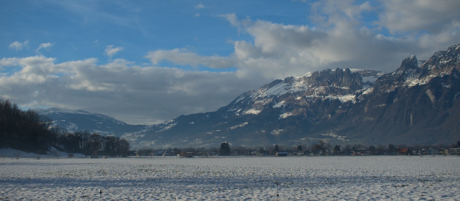 Berge im Hintergrund, Schneefeld im Vordergrund