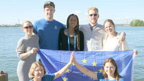 Gruppenfoto mit EU-Flagge